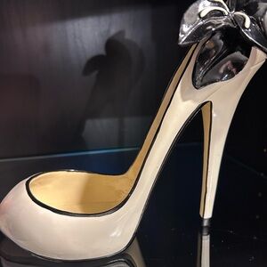 Chic Wine Holder Black and Cream Women's Stiletto for the fashionista in you